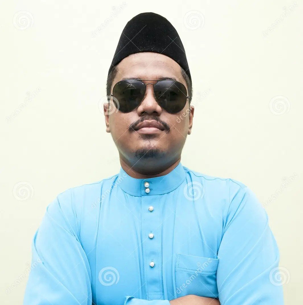 malay-man-wearing-malay-traditional-dress-sunglass-32942466